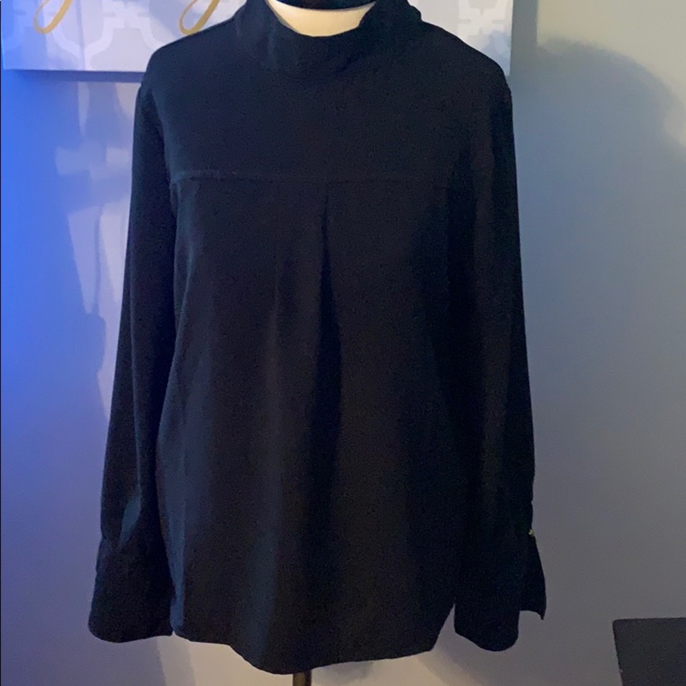 flowy top with ruffle detail🛍